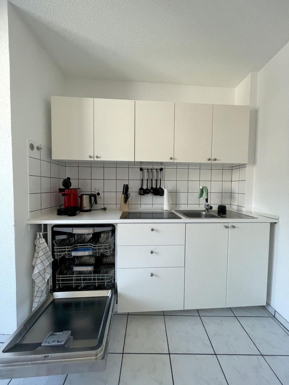 Coffee/tea facilities, Kitchen or kitchenette, dishwasher, stove