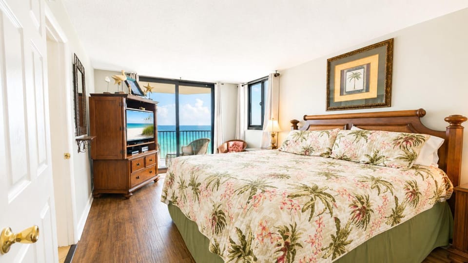 Bed, TV and multimedia, View (from property/room), Bedroom, Sea view