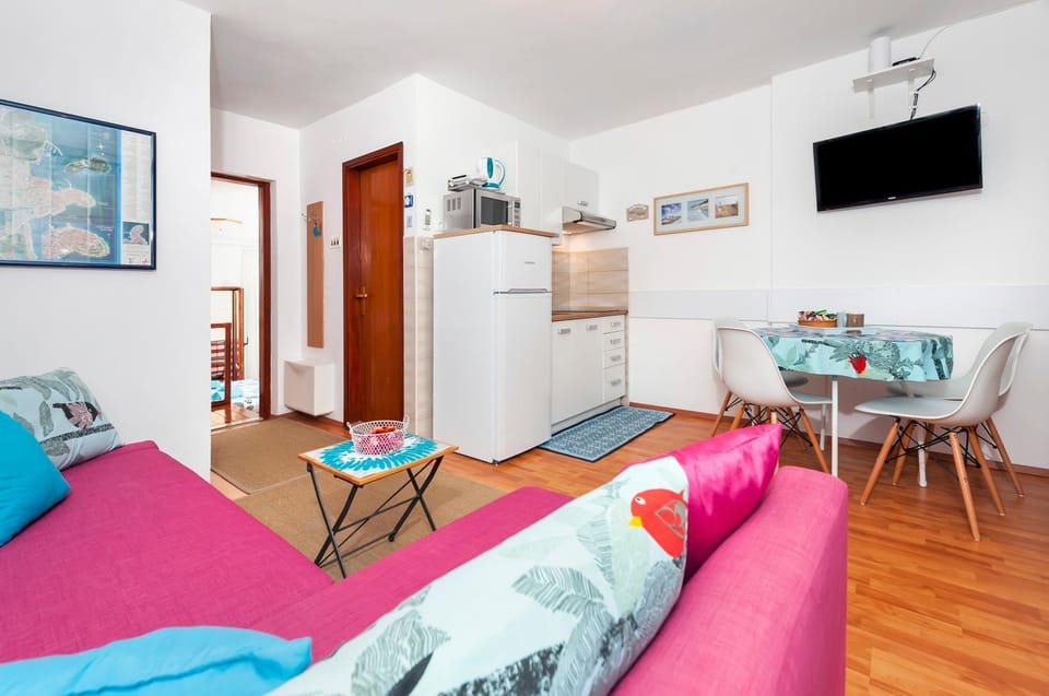 TV and multimedia, Kitchen or kitchenette, Living room, Seating area, Dining area
