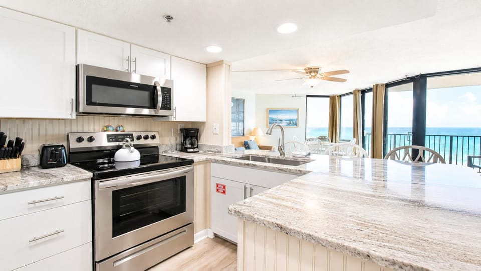 Coffee/tea facilities, View (from property/room), Dining area, Sea view, microwave, oven, stove