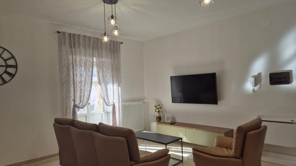 Communal lounge/ TV room, Living room, Seating area