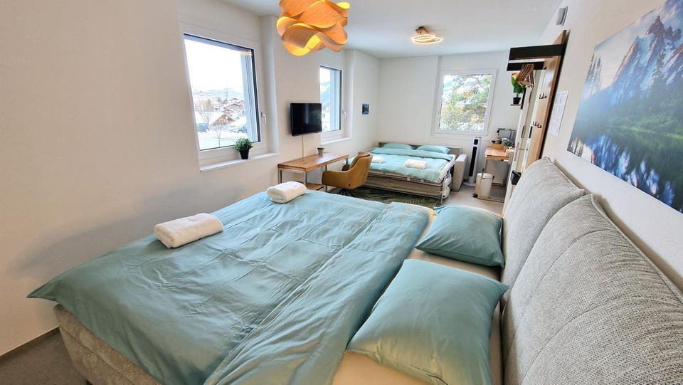 Bed, TV and multimedia, Photo of the whole room, Seating area, Bedroom, towels