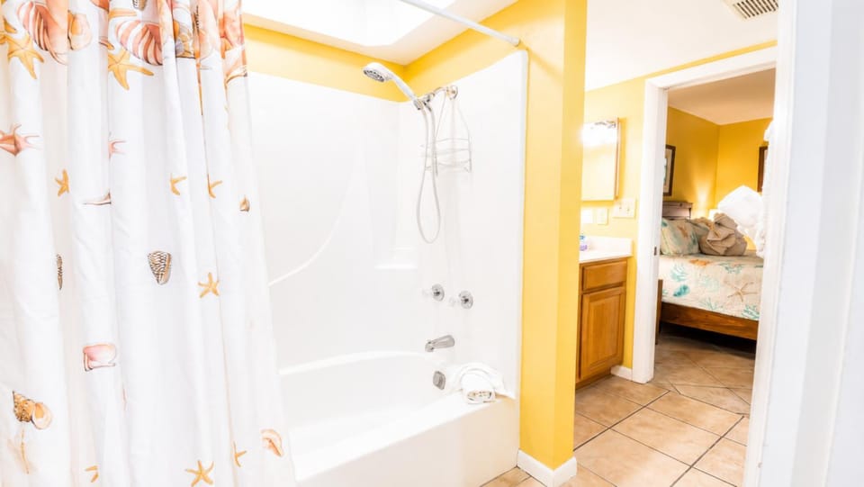 Shower, Toilet, Bath, towels