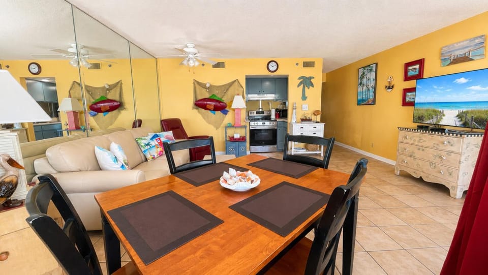 TV and multimedia, Kitchen or kitchenette, Living room, Seating area, Dining area, kitchen