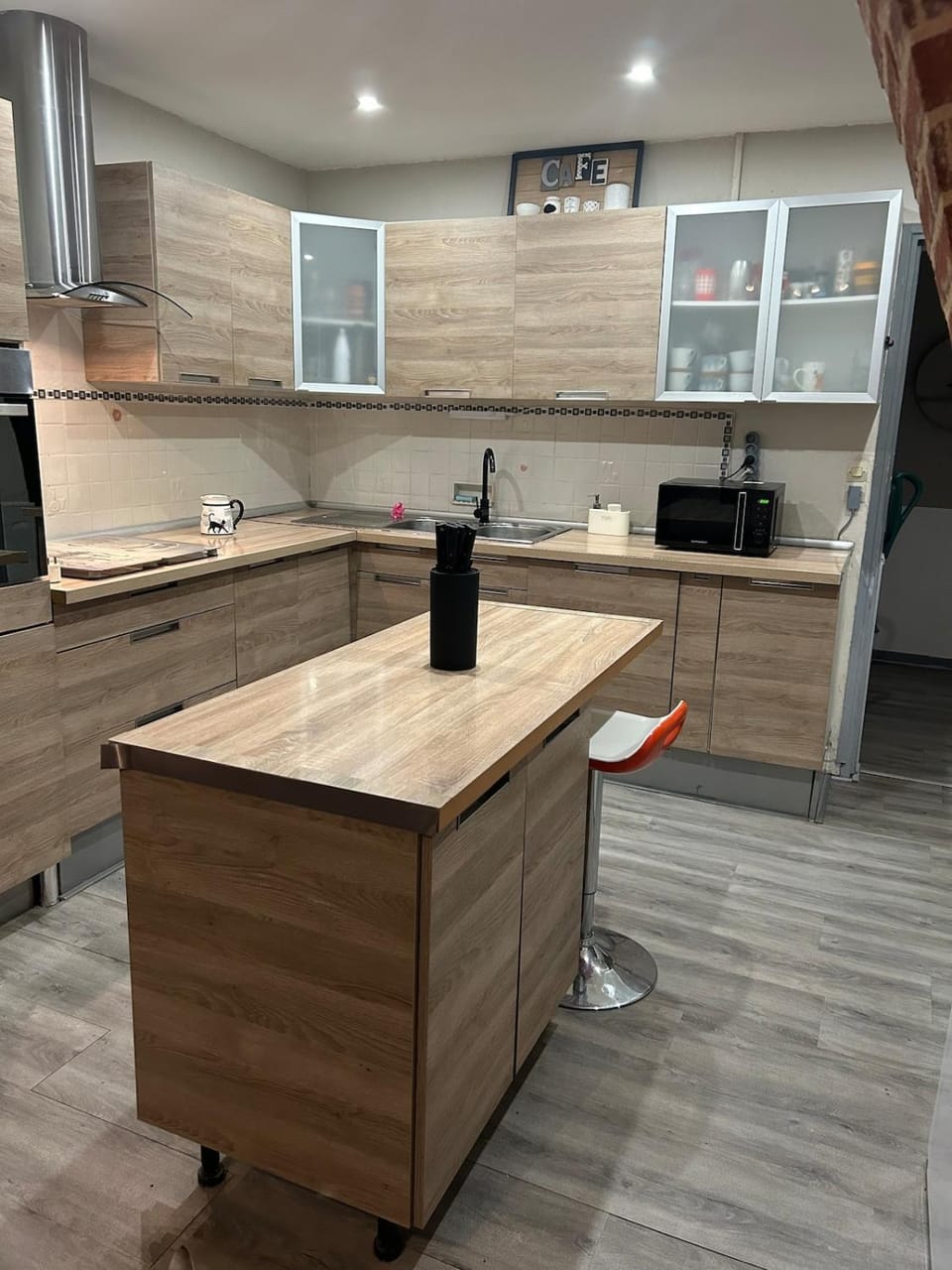 Coffee/tea facilities, Kitchen or kitchenette, dishwasher, microwave, oven, stove, toaster