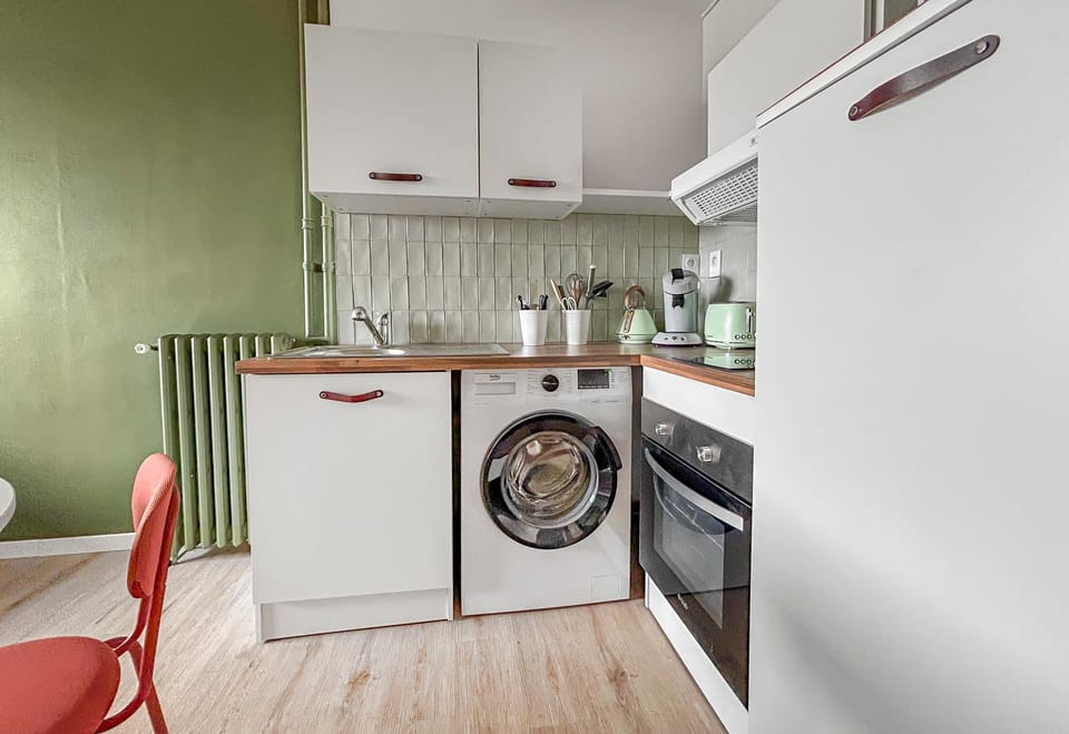 Kitchen or kitchenette, oven, stove, washing machine