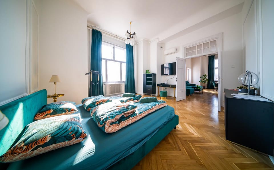 Bed, TV and multimedia, Bedroom
