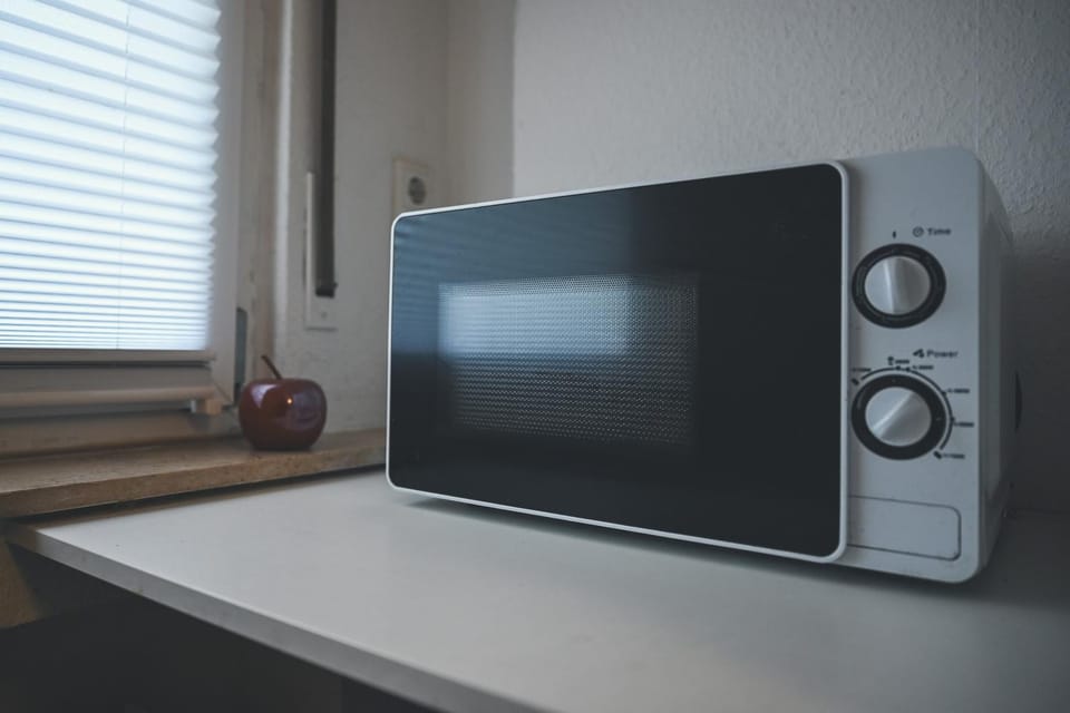 Kitchen or kitchenette, minibar