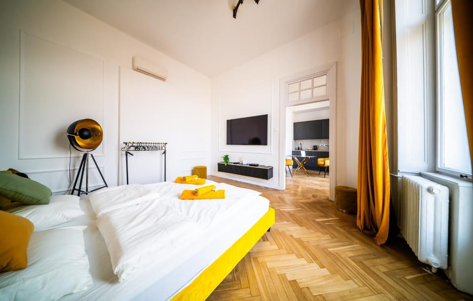 Communal lounge/ TV room, Bed, TV and multimedia, Living room, Photo of the whole room, Bedroom