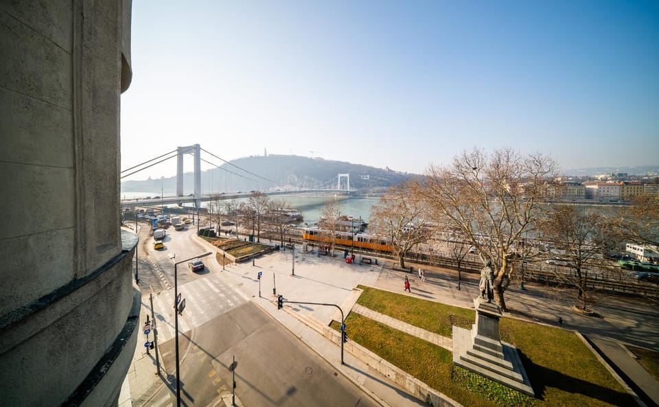 View (from property/room), City view, Landmark view, Mountain view, River view