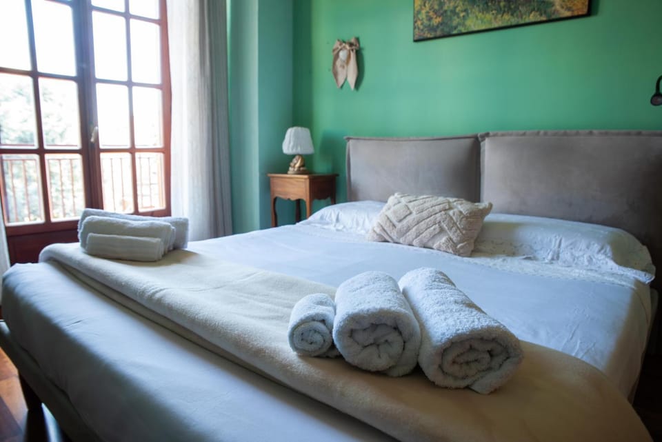 Bedroom, towels, air conditioner