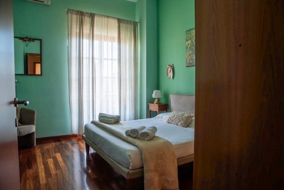 Photo of the whole room, Bedroom, air conditioner