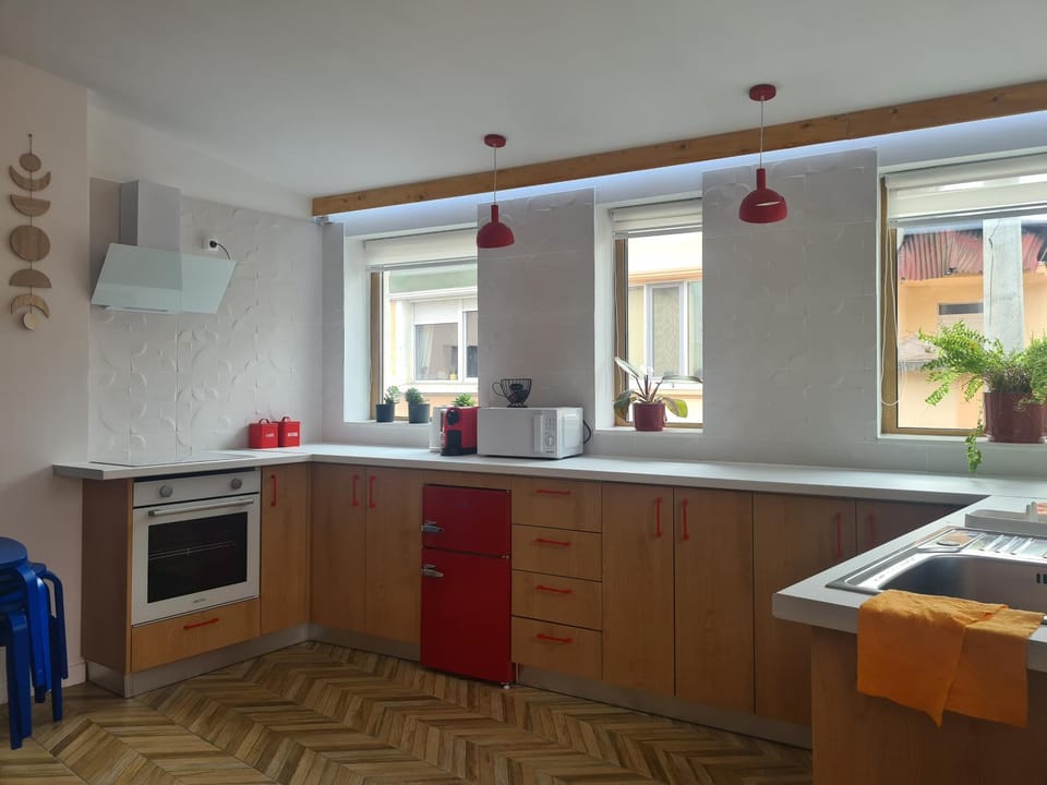 Kitchen or kitchenette, oven
