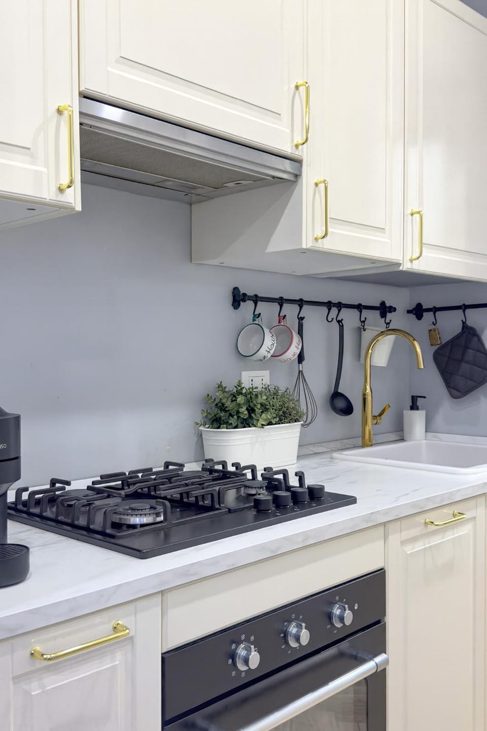 Kitchen or kitchenette, dishwasher, minibar, stove