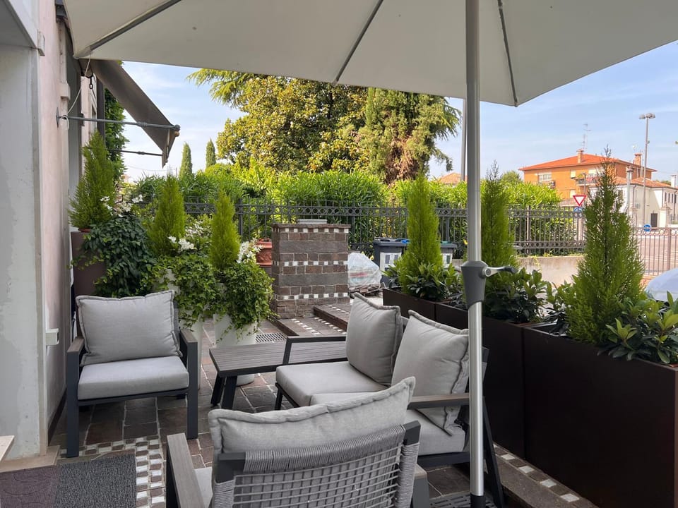 Property building, Patio, Facade/entrance, Day