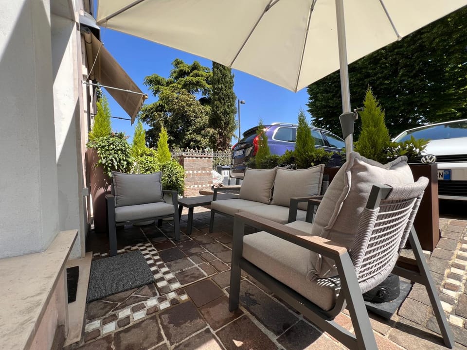 Property building, Patio, Facade/entrance, Day