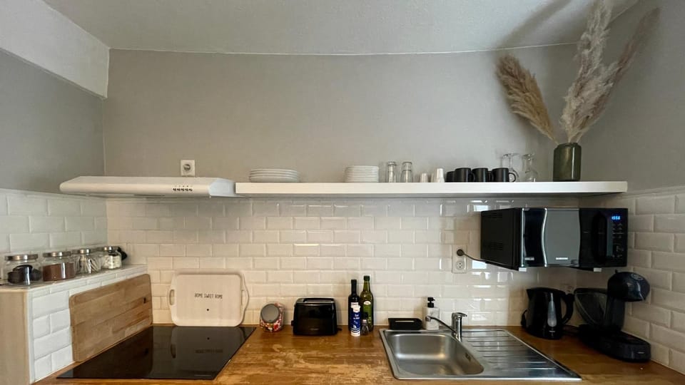 Coffee/tea facilities, Kitchen or kitchenette, Food and drinks, dishwasher, microwave, stove, toaster