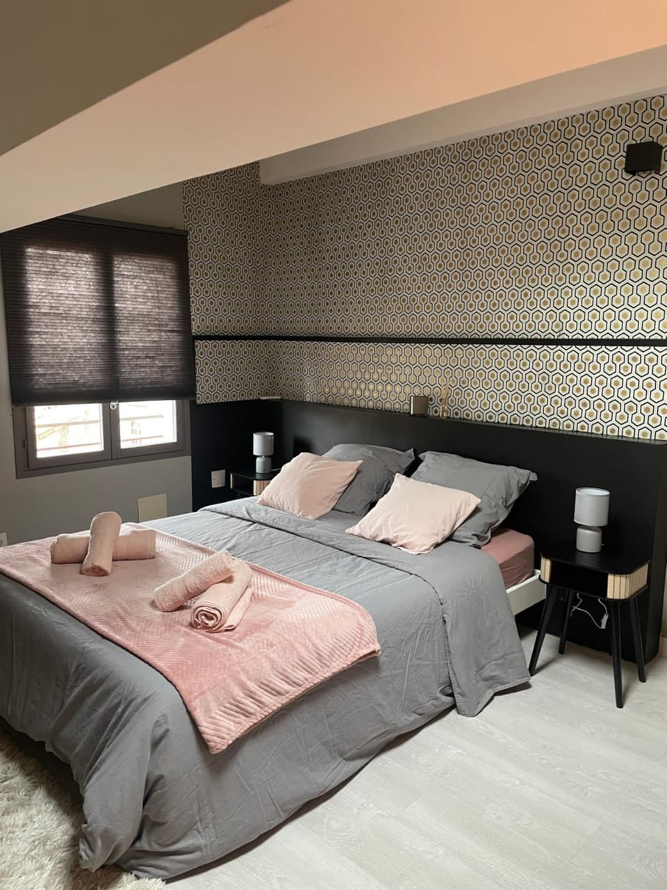 Bed, Bedroom, towels