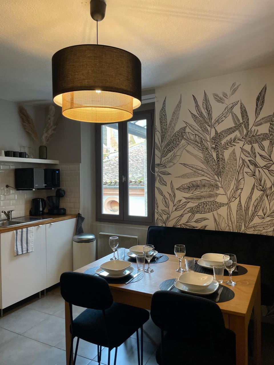 Kitchen or kitchenette, Dining area