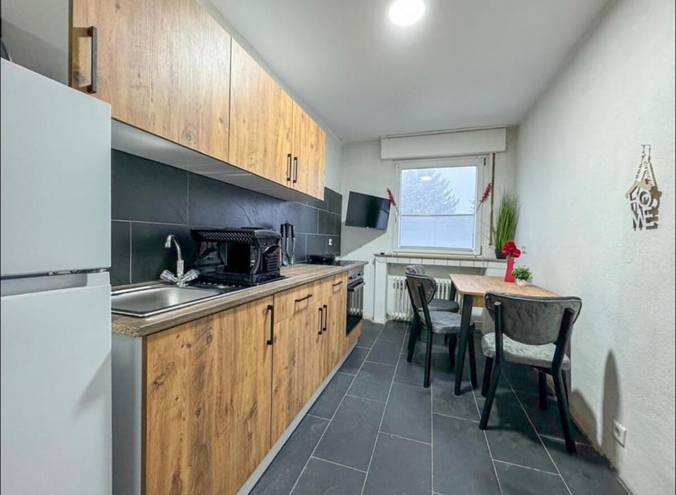 Kitchen or kitchenette, Dining area, oven, stove