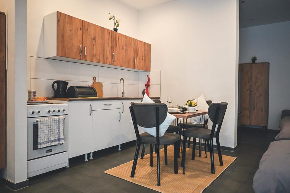 Kitchen or kitchenette, Living room, Seating area, Dining area, oven, pet friendly, stove, toaster