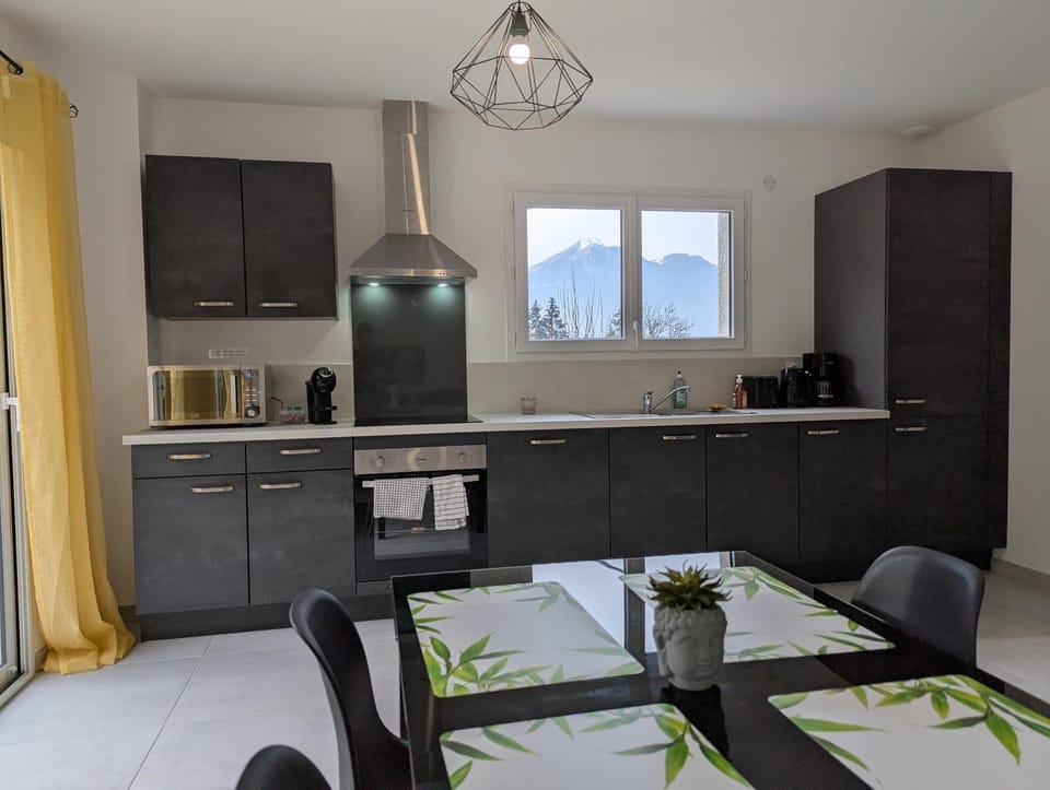 Kitchen or kitchenette, Dining area