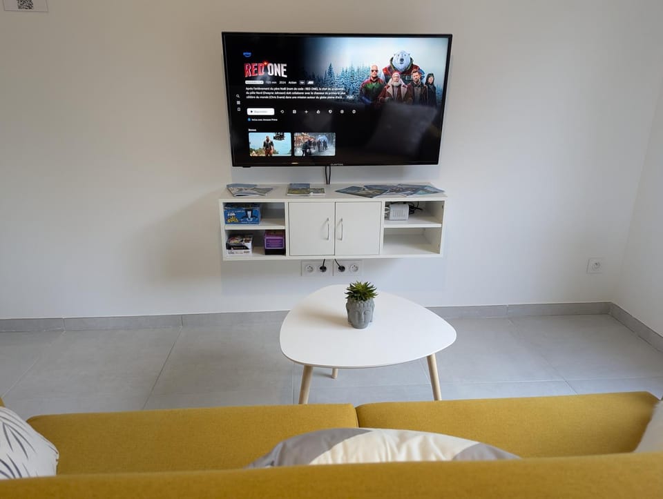 Communal lounge/ TV room, TV and multimedia, Living room