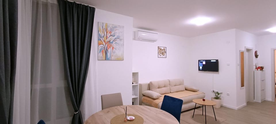 TV and multimedia, Living room, Seating area, Dining area, air conditioner