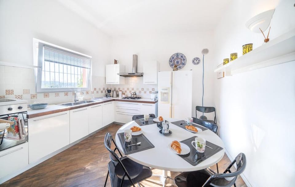 Kitchen or kitchenette, Dining area, oven, stove
