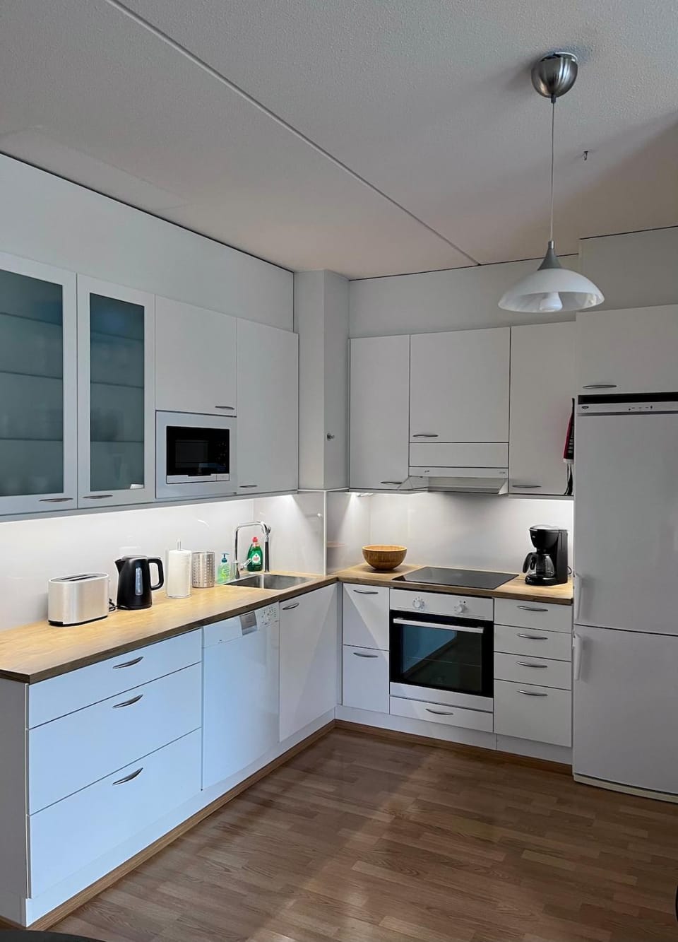 Coffee/tea facilities, Kitchen or kitchenette, dishwasher, oven, stove, toaster