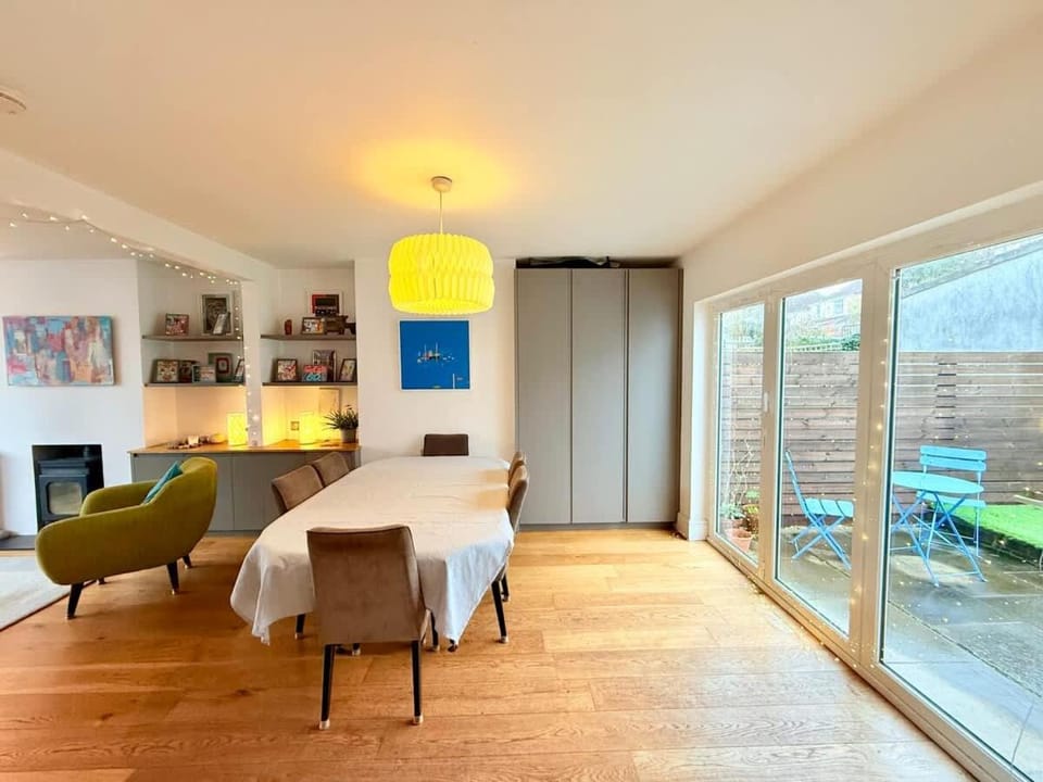 Redland's Fun & Colourful Artistic House House in Bristol