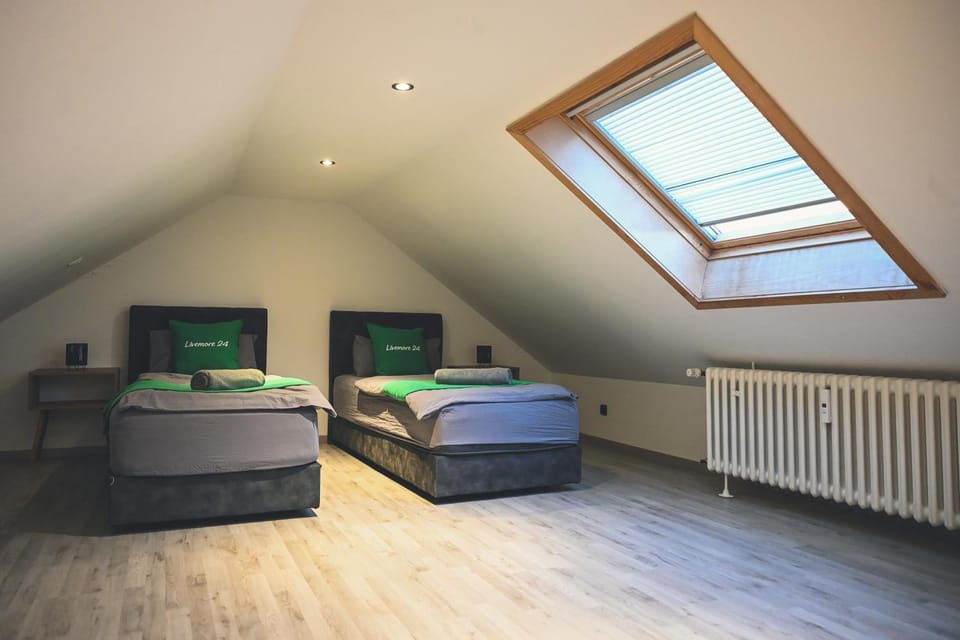 Bed, Photo of the whole room, Bedroom, internet