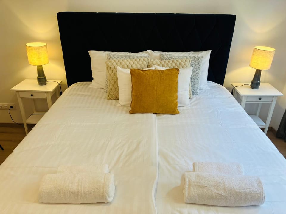 Bed, Bedroom, towels