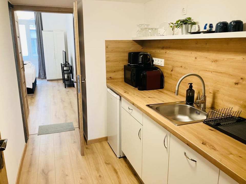Coffee/tea facilities, microwave, toaster, toaster, kitchen, kitchen