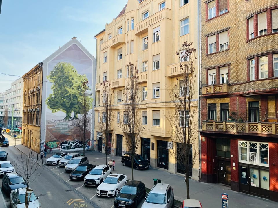 Day, Neighbourhood, City view, Street view, Location, Parking