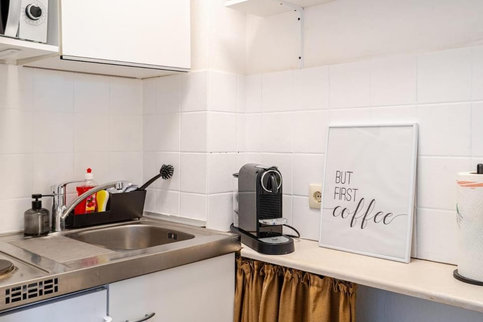 Coffee/tea facilities, Kitchen or kitchenette, stove, toaster