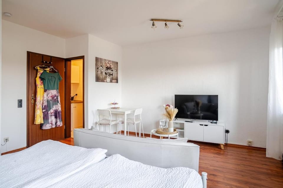 Bed, TV and multimedia, Photo of the whole room, Bedroom