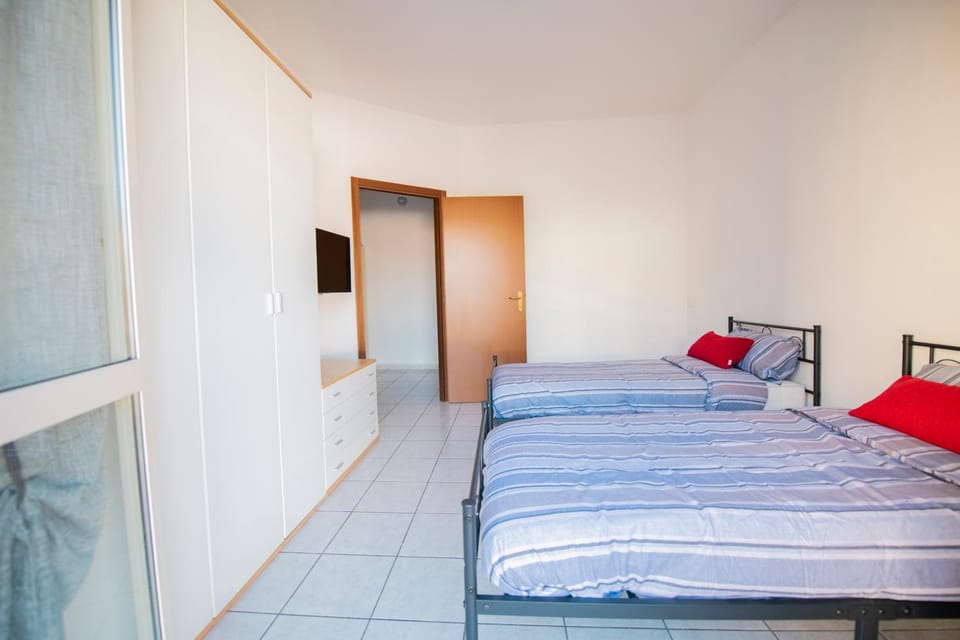 Bed, TV and multimedia, Photo of the whole room, Bedroom