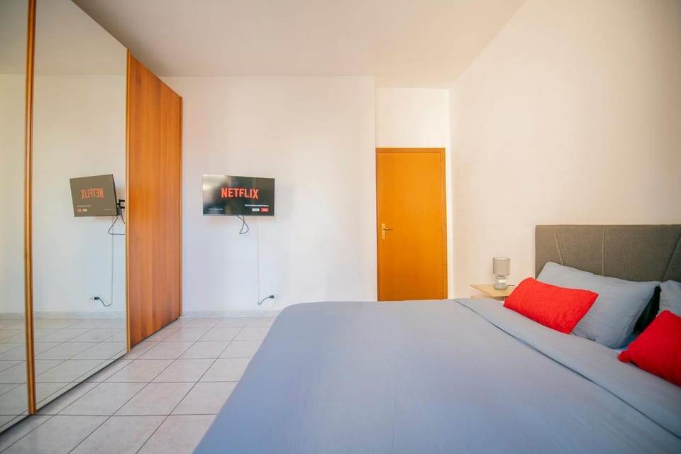 Bed, TV and multimedia, Photo of the whole room, Bedroom, wardrobe
