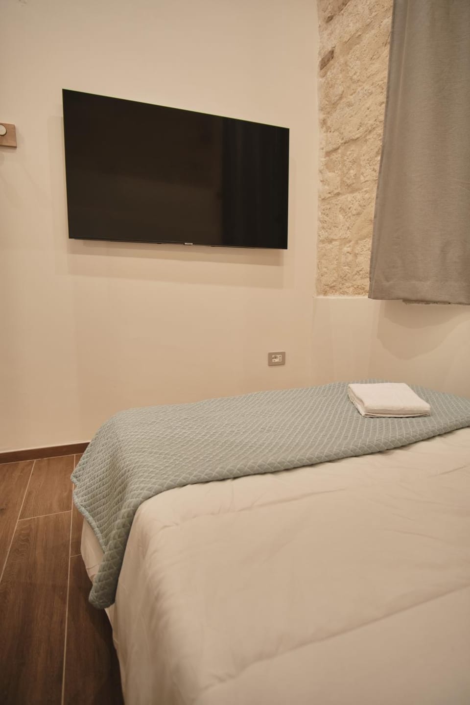 Bed, TV and multimedia, Bedroom