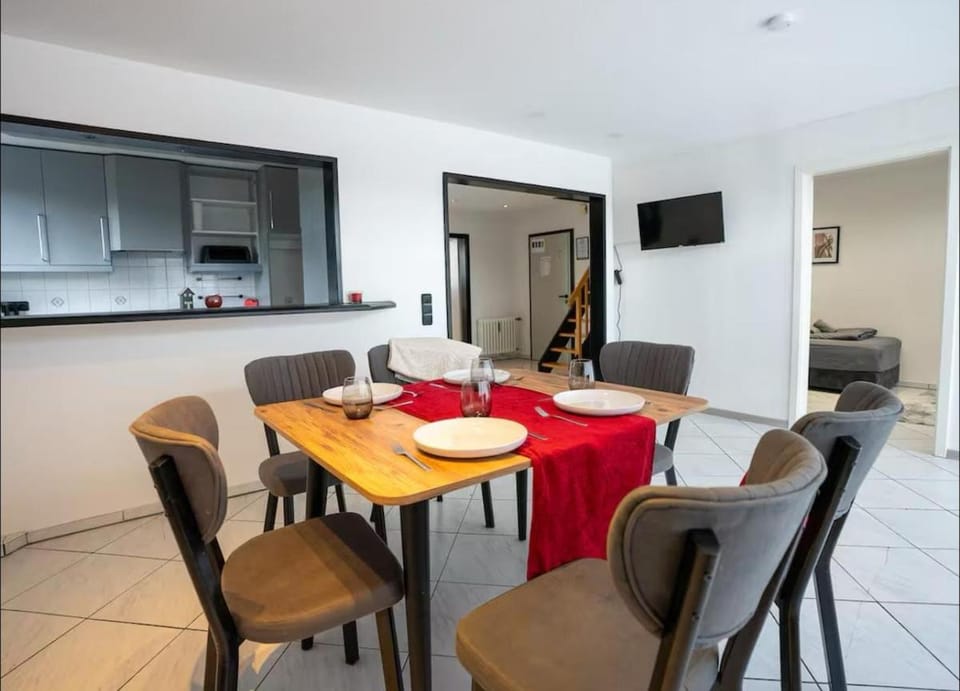 Communal lounge/ TV room, TV and multimedia, Living room, Seating area, Dining area, Evening entertainment