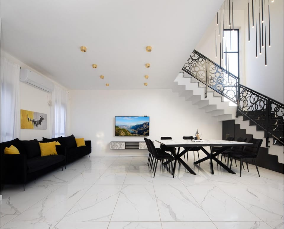 TV and multimedia, Living room, Seating area, Dining area