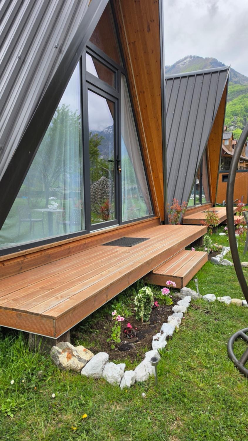Property building, Spring, Day, Balcony/Terrace