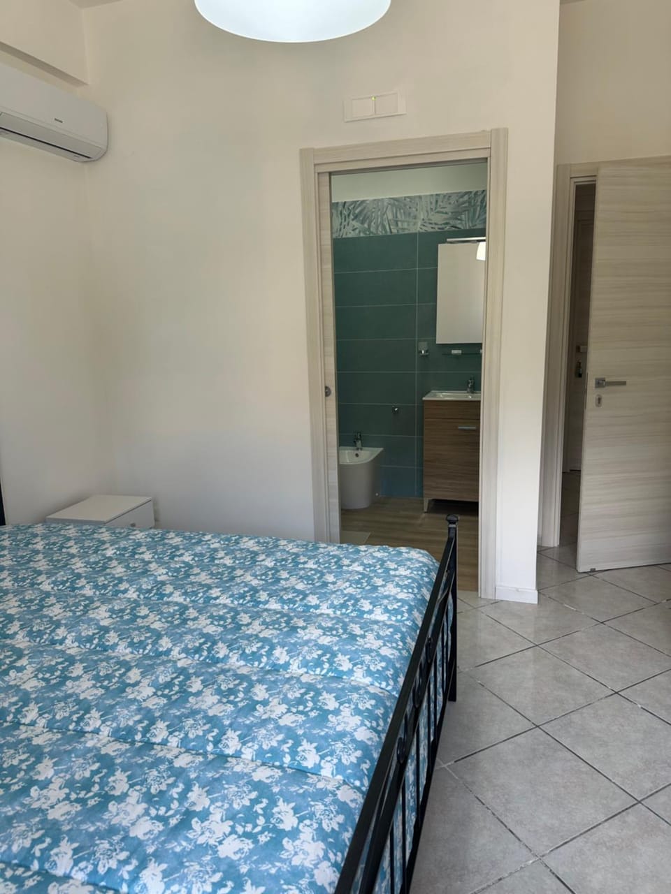 Bed, Photo of the whole room, Bedroom, air conditioner