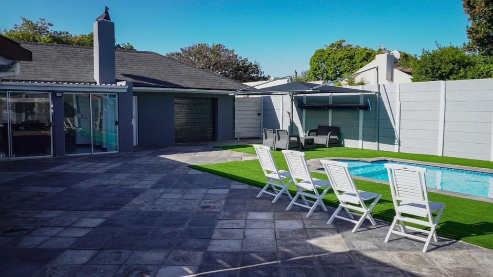 Patio, Swimming pool, sunbed