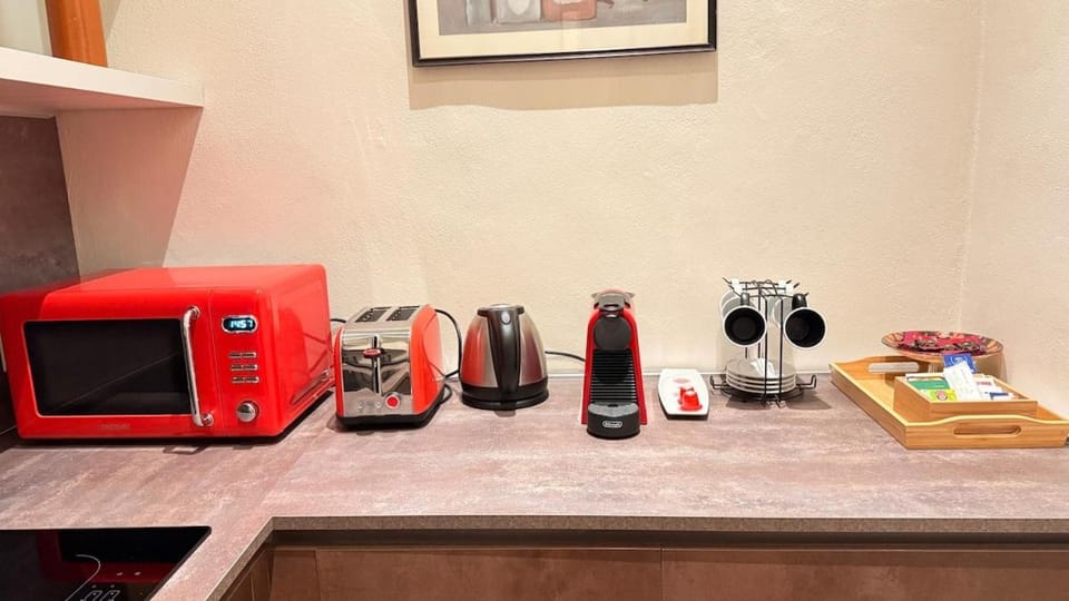 Coffee/tea facilities, Kitchen or kitchenette, stove, toaster