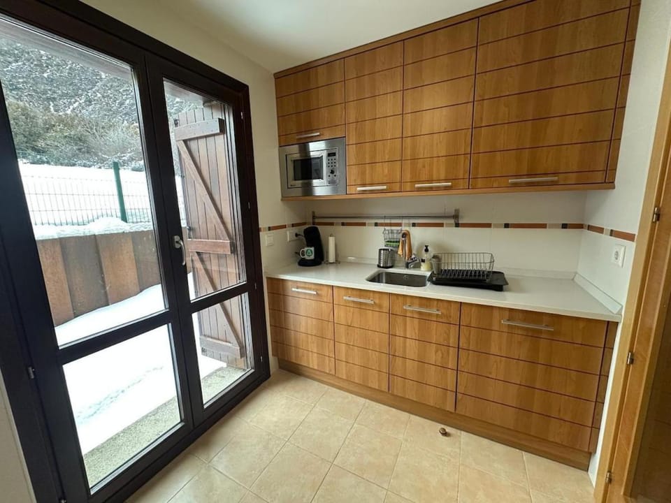 Coffee/tea facilities, Kitchen or kitchenette, stove
