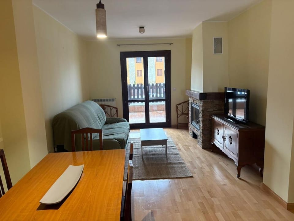 Communal lounge/ TV room, TV and multimedia, Living room, Seating area