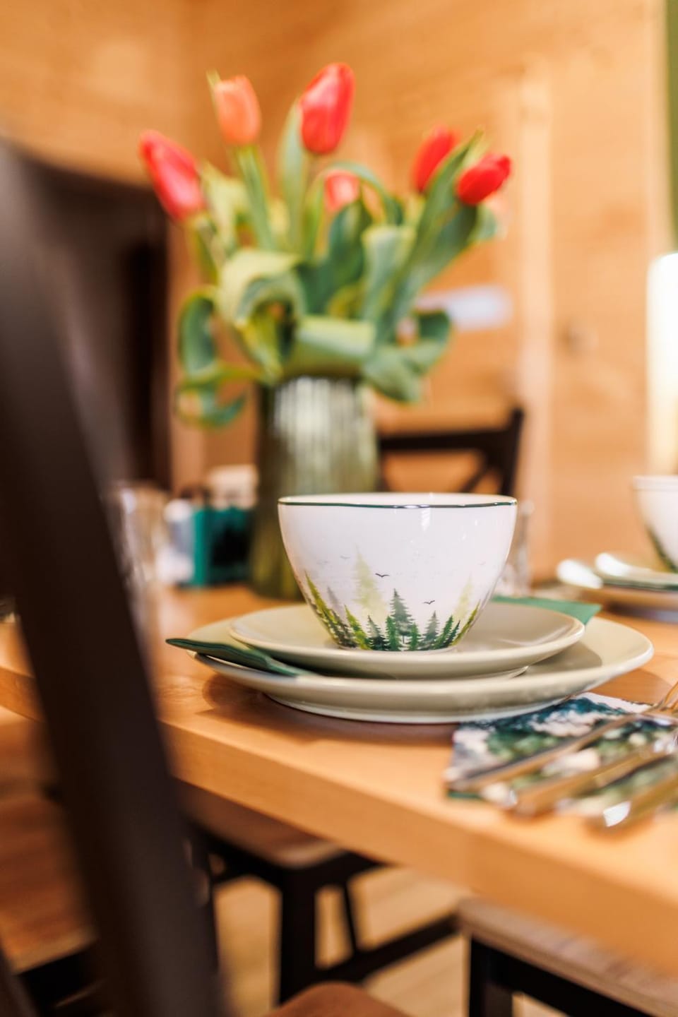 Living room, Food and drinks, Seating area, Dining area, Food