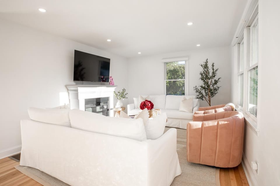 TV and multimedia, Living room, Seating area, Evening entertainment